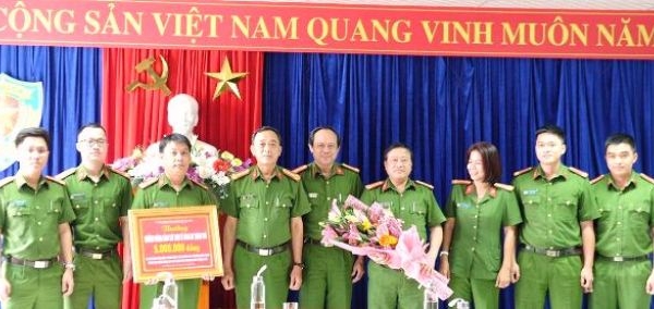 Đà Nẵng: Khen thưởng chuyên án RL20 thu giữ hơn 4500 chai rượu lậu trị giá 7 tỷ đồng