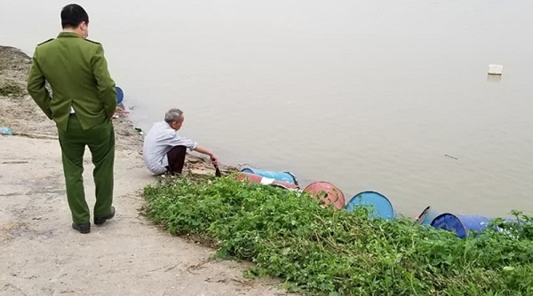 Cần xử lý nghiêm hành vi đổ trộm dầu thải xuống sông Hồng