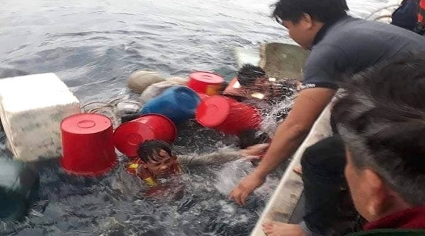 Nghệ An: Chìm tàu cá, 6 ngư dân ôm can nhựa lênh đênh nhiều giờ trên biển