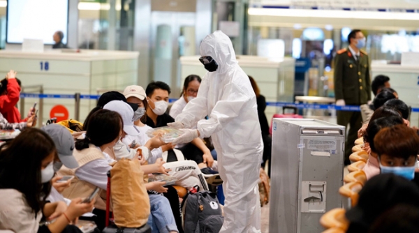 Chờ khai báo y tế tại sân bay Nội Bài: Hành khách được phục vụ suất ăn miễn phí