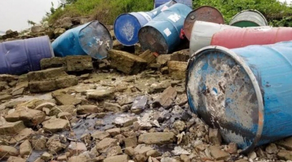 Hà Nội: Đã tìm ra đối tượng đổ trộm hàng chục thùng phi chứa hóa chất xuống sông Hồng