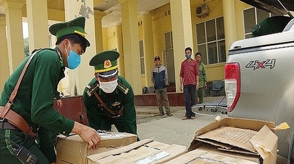Nghệ An: Bắt xe tải chở gần 65.000 khẩu trang y tế không rõ nguồn gốc