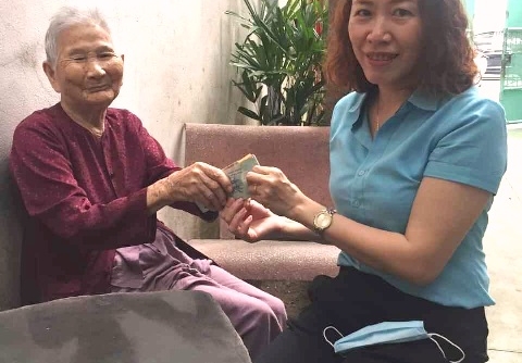Đà Nẵng: Mẹ Việt Nam anh hùng 91 tuổi ủng hộ 5 triệu đồng dành dụm chống dịch COVID-19
