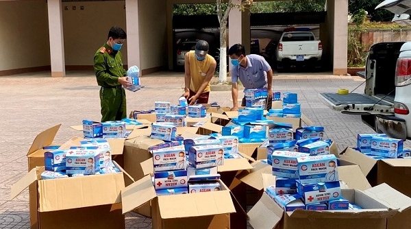 Hà Tĩnh: Bắt giữ 2 xe ô tô bán tải vận chuyển 50.000 khẩu trang y tế không rõ nguồn gốc
