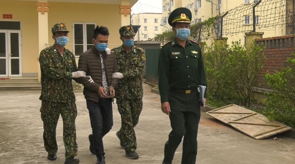 Lào Cai: Bắt đối tượng vận chuyển trái phép 16 bánh heroin
