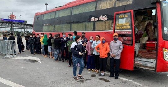 Hà Nội: Phát hiện xe khách chở 30 người di chuyển trên cao tốc Pháp Vân - Cầu Giẽ