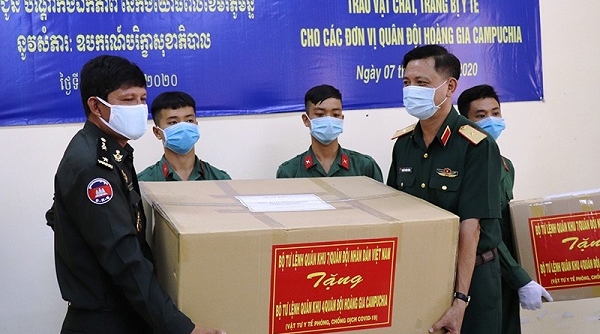 Việt Nam hỗ trợ thiết bị y tế cho Campuchia