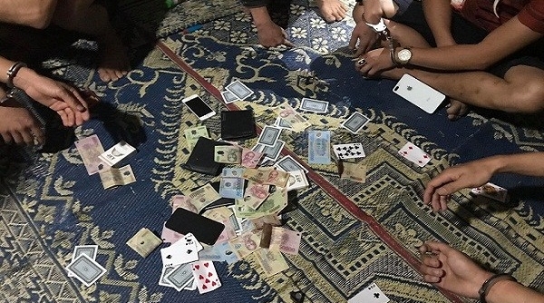 Quảng Bình: Bắt nhóm người tụ tập đánh bạc khi đang cách ly xã hội