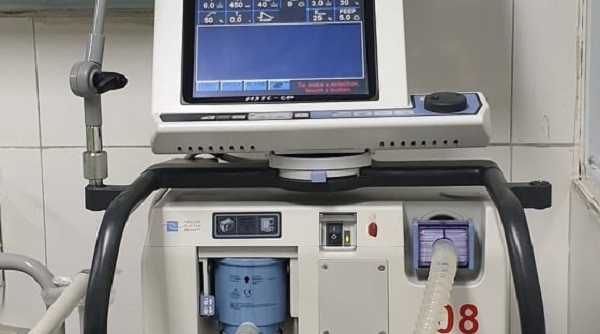 Bộ Y tế tiếp nhận máy thở đầu tiên do Tập đoàn Vingroup sản xuất