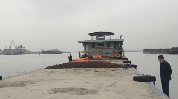 Quảng Ninh: Bắt tàu vận chuyển hơn 400 m3 cát không giấy tờ tại vùng biển Cửa Lục