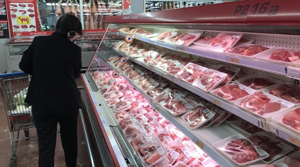 Giá cả thị trường 17/4: Chợ dân sinh đắt đỏ, siêu thị vẫn khuyến mãi thịt lợn