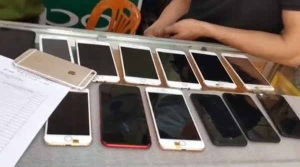Phát hiện thêm 2 cửa hàng bán điện thoại "lậu" tại Quảng Bình