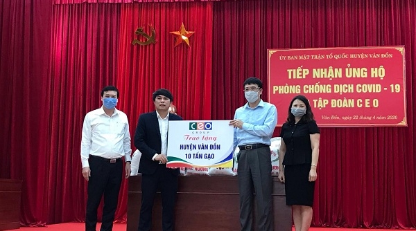 Tập đoàn CEO trao tặng 10 tấn gạo cho huyện Vân Đồn