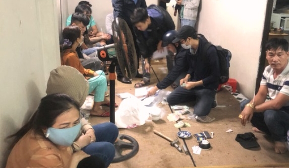 Đà Nẵng: Đột kích sới bạc trong khu dân cư, bắt hàng chục con bạc ăn thua cả trăm triệu đồng