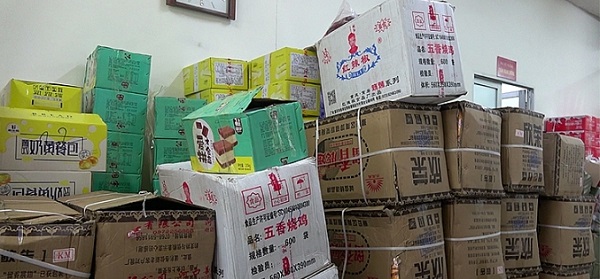 Hà Nội: Phát hiện xe ô tô vận chuyển 4 tấn bánh kẹo không rõ nguồn gốc