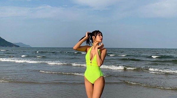 Hoàng Thùy diện bikini quyến rũ "đốn tim" ở bãi biển khi về quê nghỉ lễ