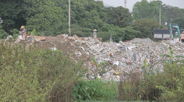 Xã Đa Tốn (Gia Lâm, Hà Nội): Nhức nhối tình trạng đổ rác thải, phế thải xây dựng