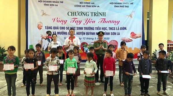 Hội doanh nhân trẻ tỉnh Phú Thọ trao 50 suất học bổng cho học sinh nghèo