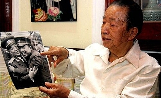Thủ tướng Nguyễn Xuân Phúc viếng “người bạn lớn của Việt Nam”