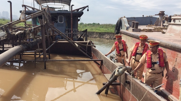 Hà Nội: Phát hiện, bắt giữ 8 phương tiện khai thác cát trái phép trên sông Hồng