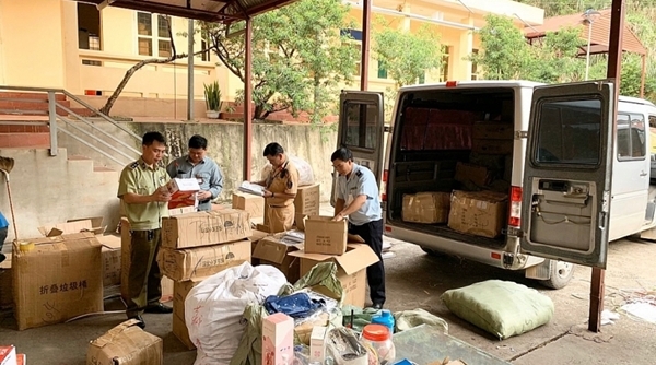 Lạng Sơn: Bắt xe ô tô sử dụng biển giả vận chuyển 30 mặt hàng nhập lậu