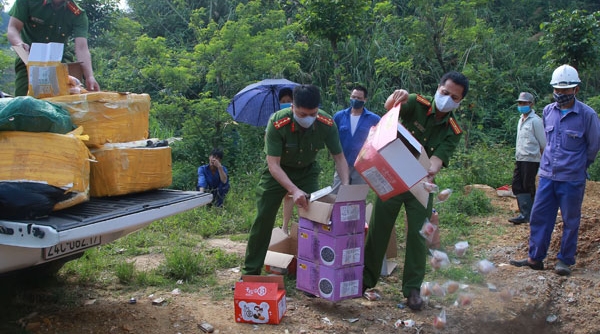 Lào Cai: Tiêu hủy 2 lô hàng thực phẩm không rõ nguồn gốc xuất xứ