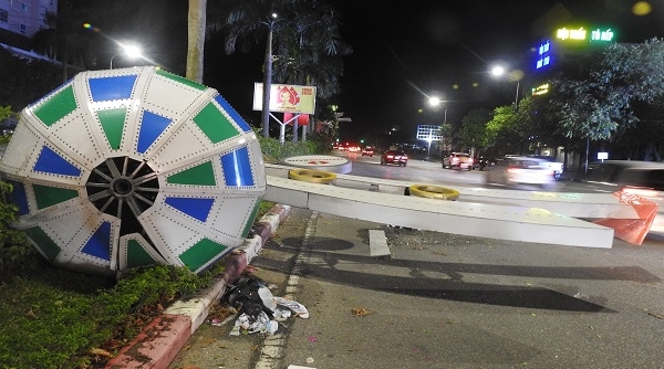 TP. Vinh (Nghệ An): Sau trận mưa lớn, hàng chục cột đèn led trên tuyến đường đại lộ Lê Nin đổ sập