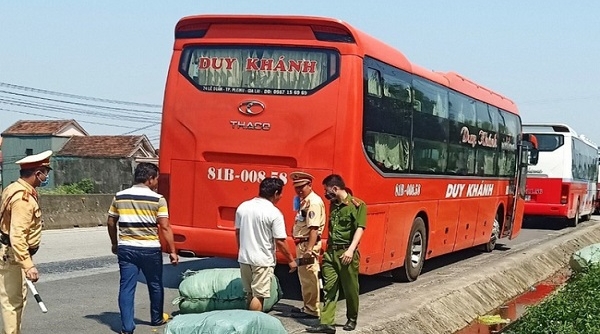 Hà Tĩnh: Liên tiếp bắt giữ xe khách vận chuyển hàng lậu trị giá trên 200 triệu đồng
