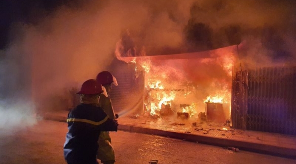 Vĩnh Phúc: Xưởng sản xuất đồ gỗ cháy dữ dội trong đêm