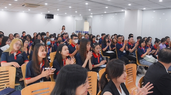 Doanh nghiệp tham gia tuyển dụng sinh viên ngay tại lễ khai giảng của Trường Cao đẳng Việt Mỹ