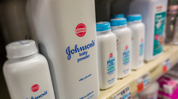 Johnson & Johnson chính thức ngừng bán sản phẩm phấn rôm