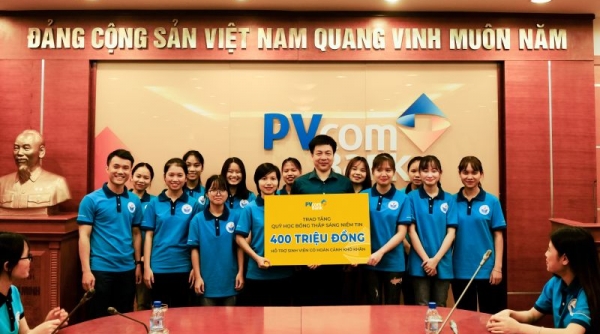PVcomBank trao tặng 400 triệu đồng hỗ trợ sinh viên khó khăn mùa dịch