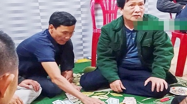Cách chức một chủ tịch xã ở Hà Tĩnh vì tham gia đánh bạc giữa mùa dịch Covid-19