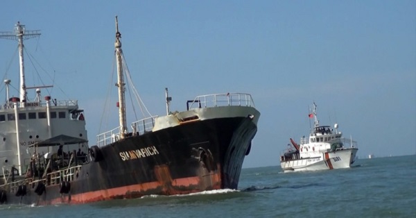 Cảnh sát biển bắt tàu nước ngoài chở 1,7 triệu lít dầu lậu
