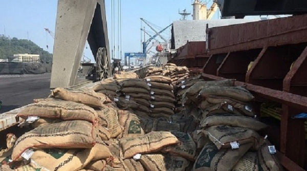 Thanh Hóa: Cục Hải quan bắt giữ tàu vận chuyển trái phép hơn 41 tấn gạo