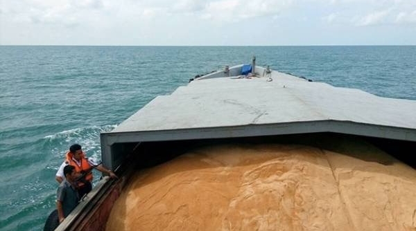 Cảnh sát biển bắt tàu vận chuyển khoảng 200 tấn đường cát không giấy tờ