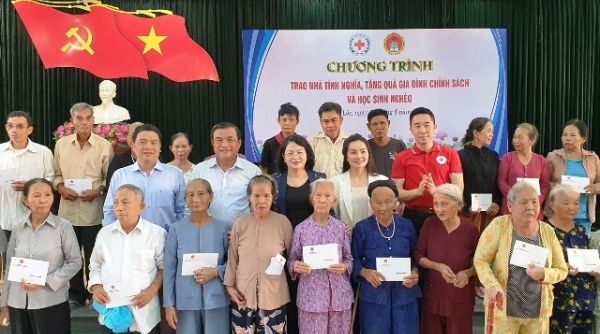 Quảng Nam: Phó Chủ tịch nước Đặng Thị Ngọc Thịnh tặng quà gia đình chính sách tại Đại Lộc