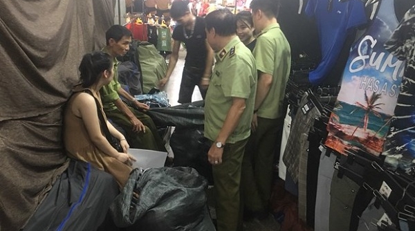 Hà Nội: Phát hiện, thu giữ gần 4.700 sản phẩm quần áo, dây lưng có dấu hiệu nhập lậu