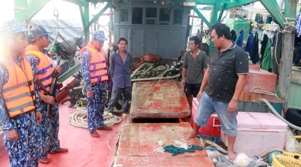 Cảnh sát biển tạm giữ 2 tàu cá mua bán, vận chuyển hơn 25.000 lít dầu trái phép​