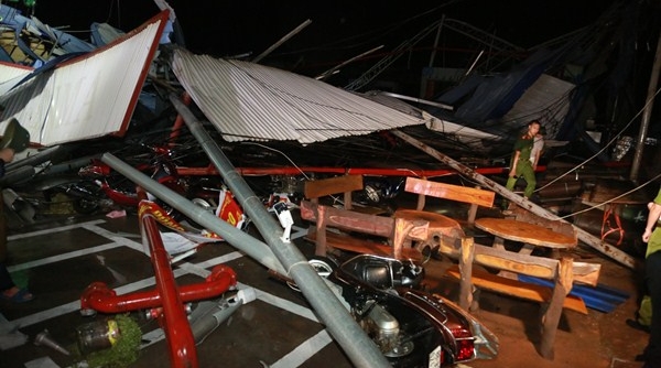 Vĩnh Phúc: Mưa dông làm sập nhà xưởng khiến 21 người thương vong