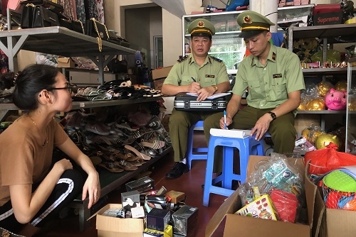 Lạng Sơn: Phát hiện, xử phạt cửa hàng kinh doanh mỹ phẩm nhập lậu