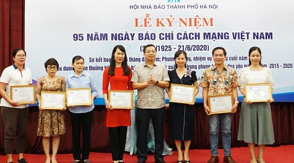 Hội Nhà báo Thành phố Hà Nội khen thưởng 13 tập thể, 31 hội viên