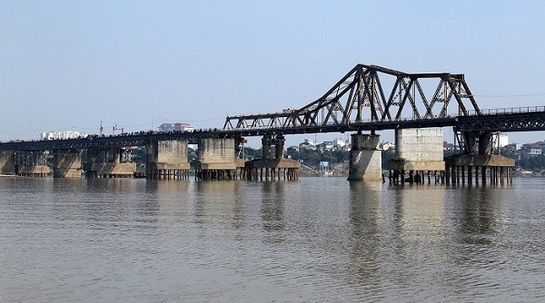 Nghi có bom sót lại thời chiến tranh dưới chân cầu Long Biên, một luồng tàu bị đóng để xử lý