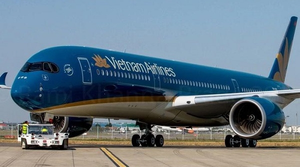 Siêu máy bay Boeing 787-10 Vietnam Airlines va quẹt cầu ống dẫn khách