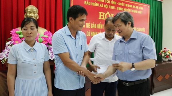 Phú Thọ: Trao tặng thẻ BHYT cho người thuộc hộ cận nghèo