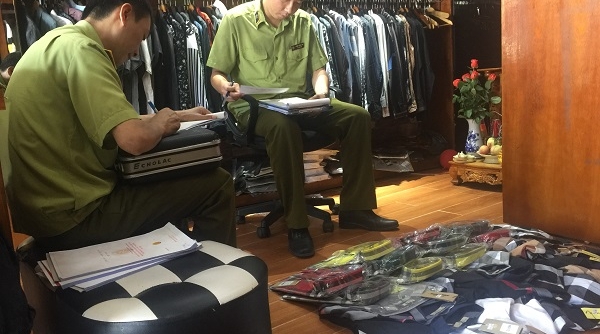 Lạng Sơn: Tạm giữ nhiều sản phẩm quần áo có dấu hiệu giả mạo nhãn hiệu được bảo hộ