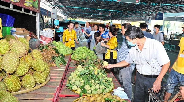 MM Mega Market Việt Nam bán hàng trên xe tải hỗ trợ nông dân
