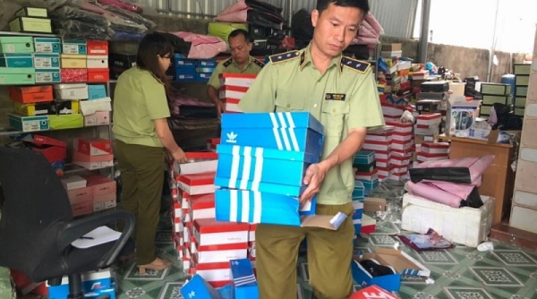 Lào Cai: Thu giữ hàng trăm đôi giày do nước ngoài sản xuất không hóa đơn chứng từ
