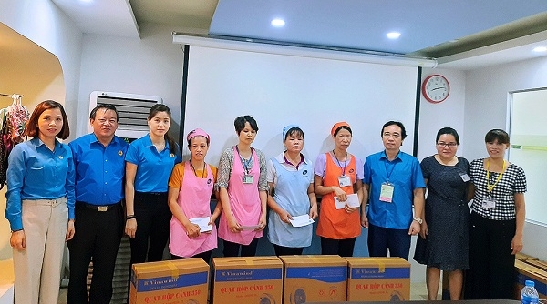 Phú Thọ: Tặng quà nữ công nhân lao động nhân Ngày Gia đình Việt Nam
