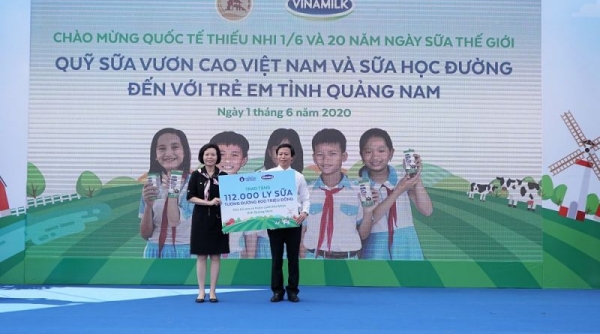 Vinamilk và Quỹ sữa Vươn cao Việt Nam tặng sữa cho trẻ em có hoàn cảnh đặc biệt tại Hà Nội